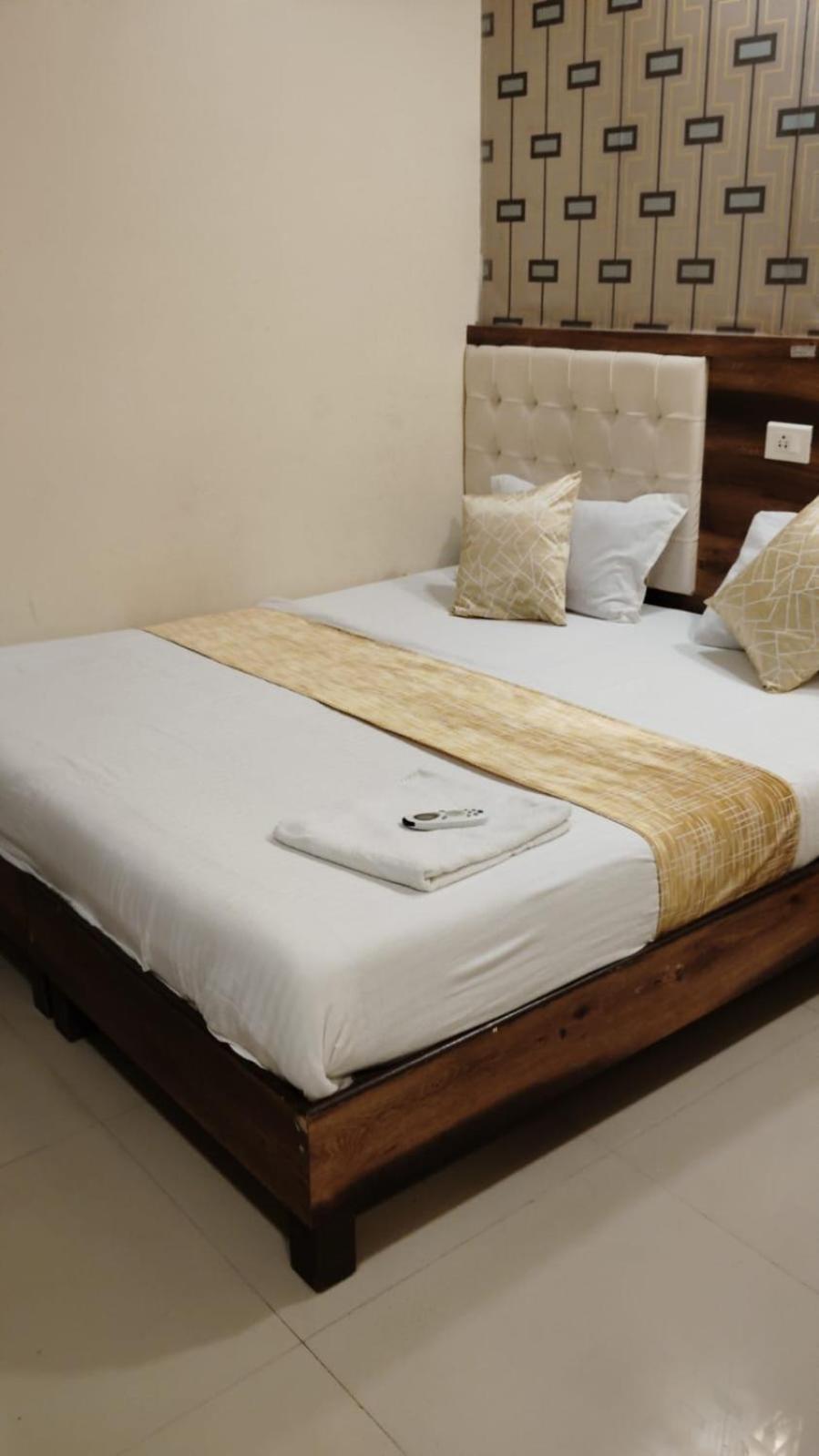Hotel Crystal Park Near Nesco Exhibition Center Bombay Extérieur photo