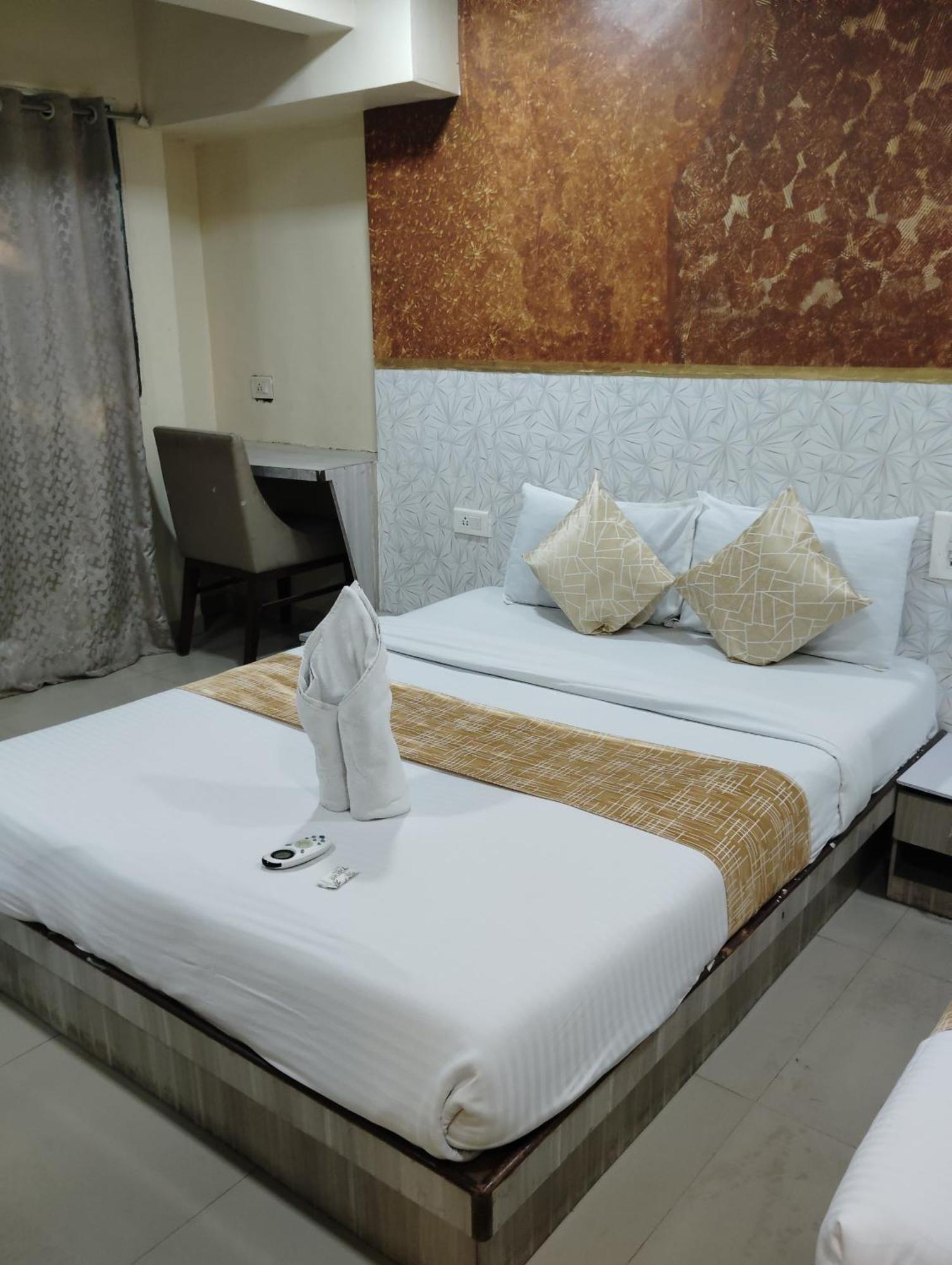 Hotel Crystal Park Near Nesco Exhibition Center Bombay Extérieur photo