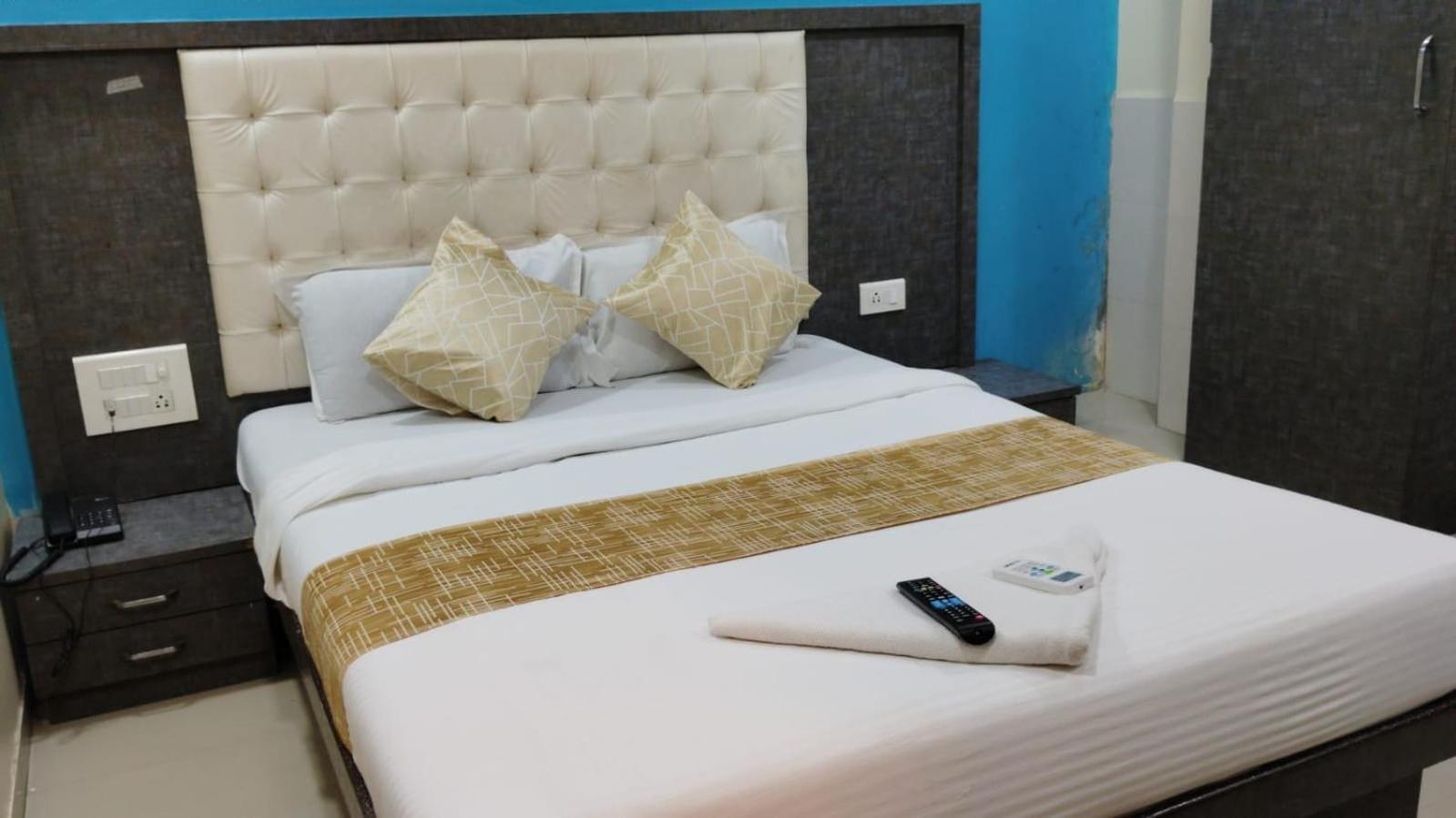 Hotel Crystal Park Near Nesco Exhibition Center Bombay Extérieur photo