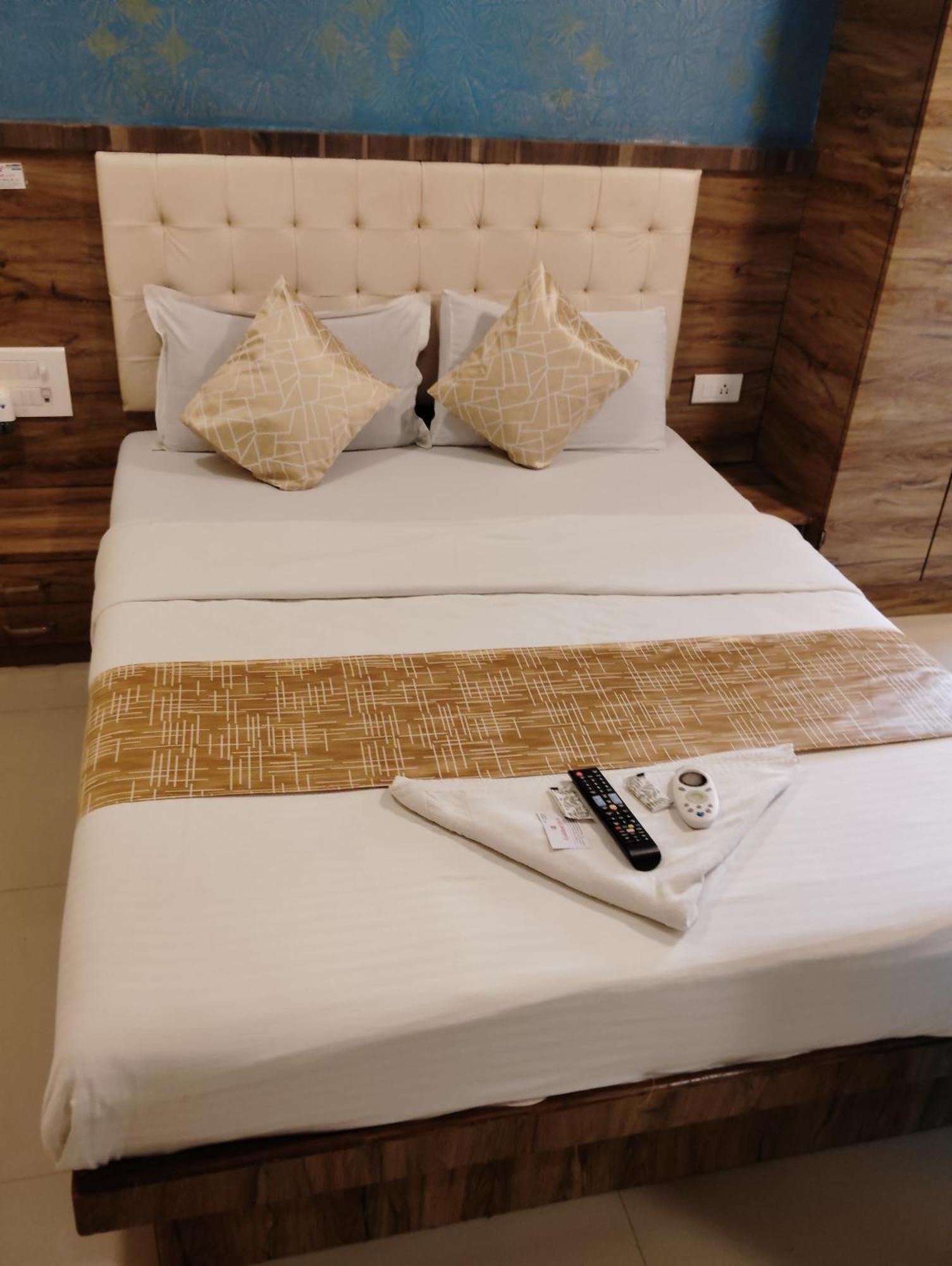 Hotel Crystal Park Near Nesco Exhibition Center Bombay Extérieur photo