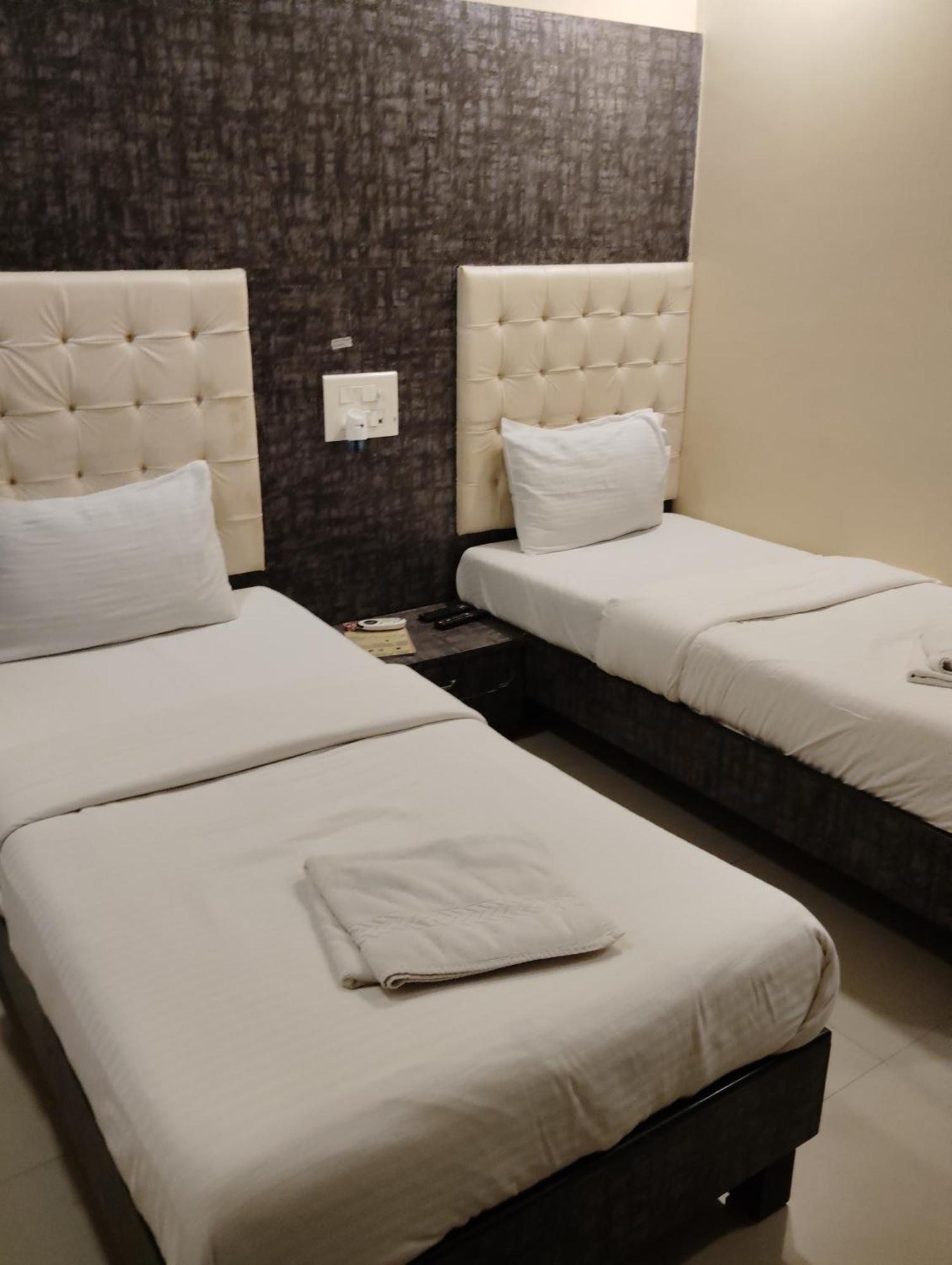 Hotel Crystal Park Near Nesco Exhibition Center Bombay Extérieur photo