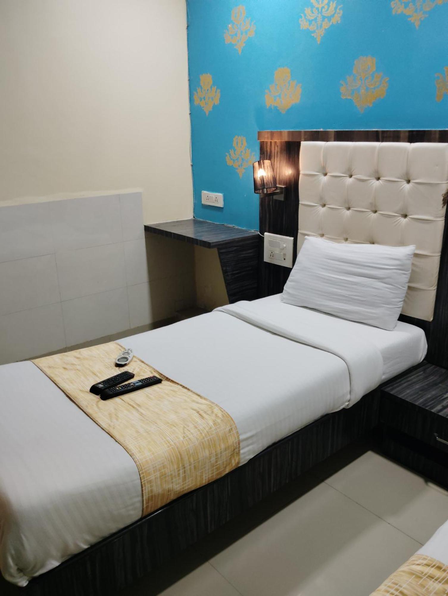 Hotel Crystal Park Near Nesco Exhibition Center Bombay Extérieur photo