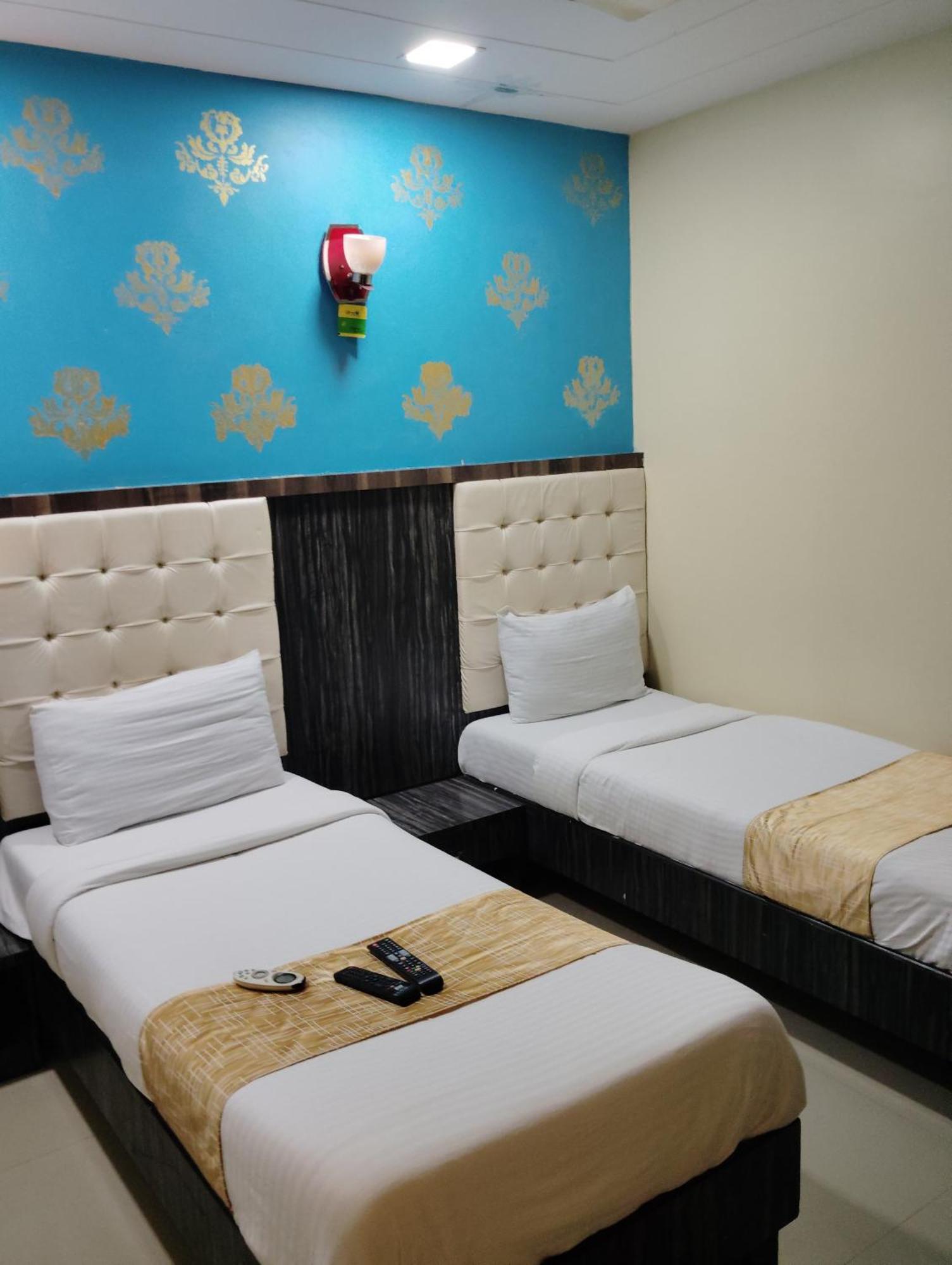 Hotel Crystal Park Near Nesco Exhibition Center Bombay Extérieur photo