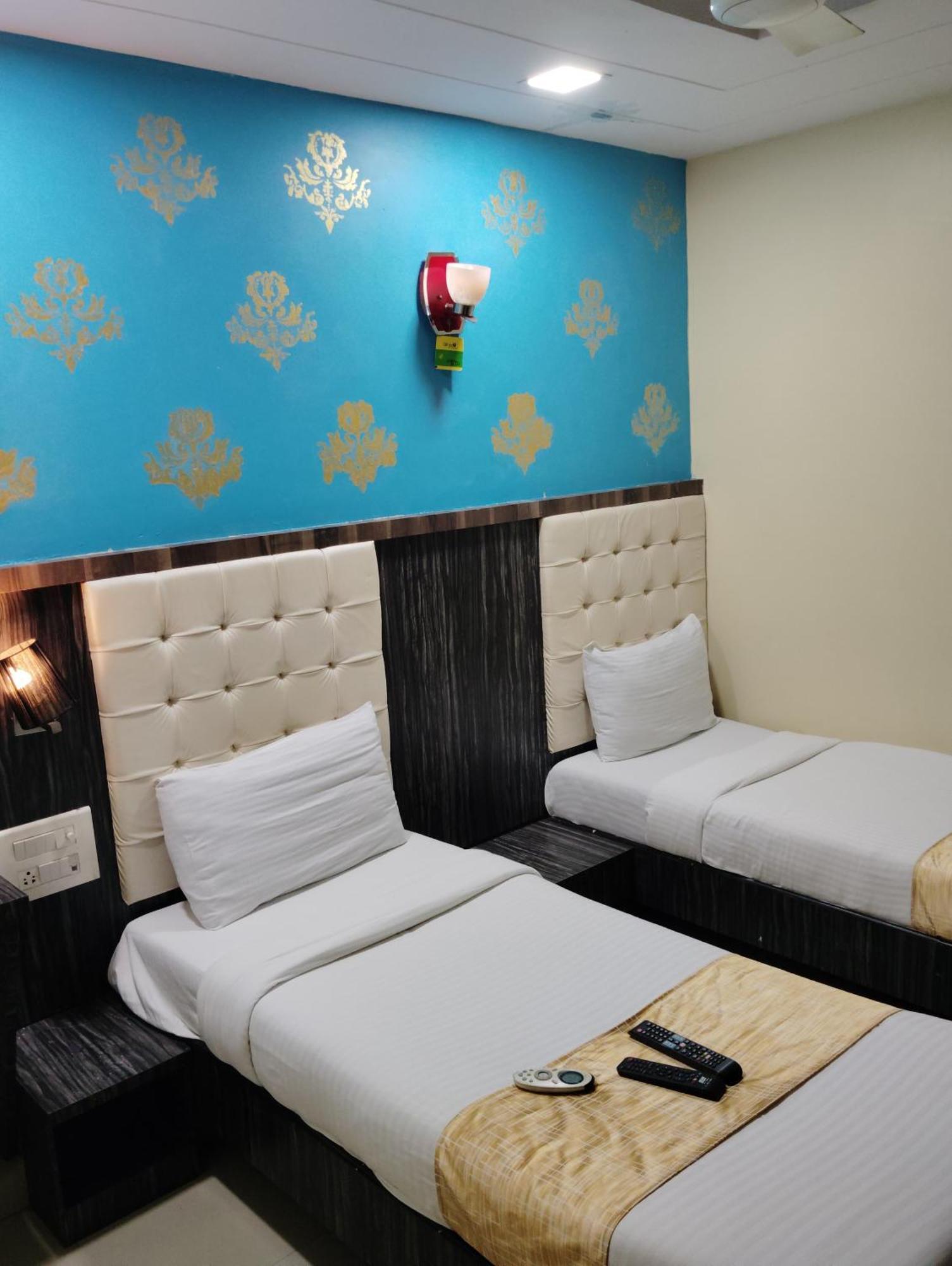 Hotel Crystal Park Near Nesco Exhibition Center Bombay Extérieur photo