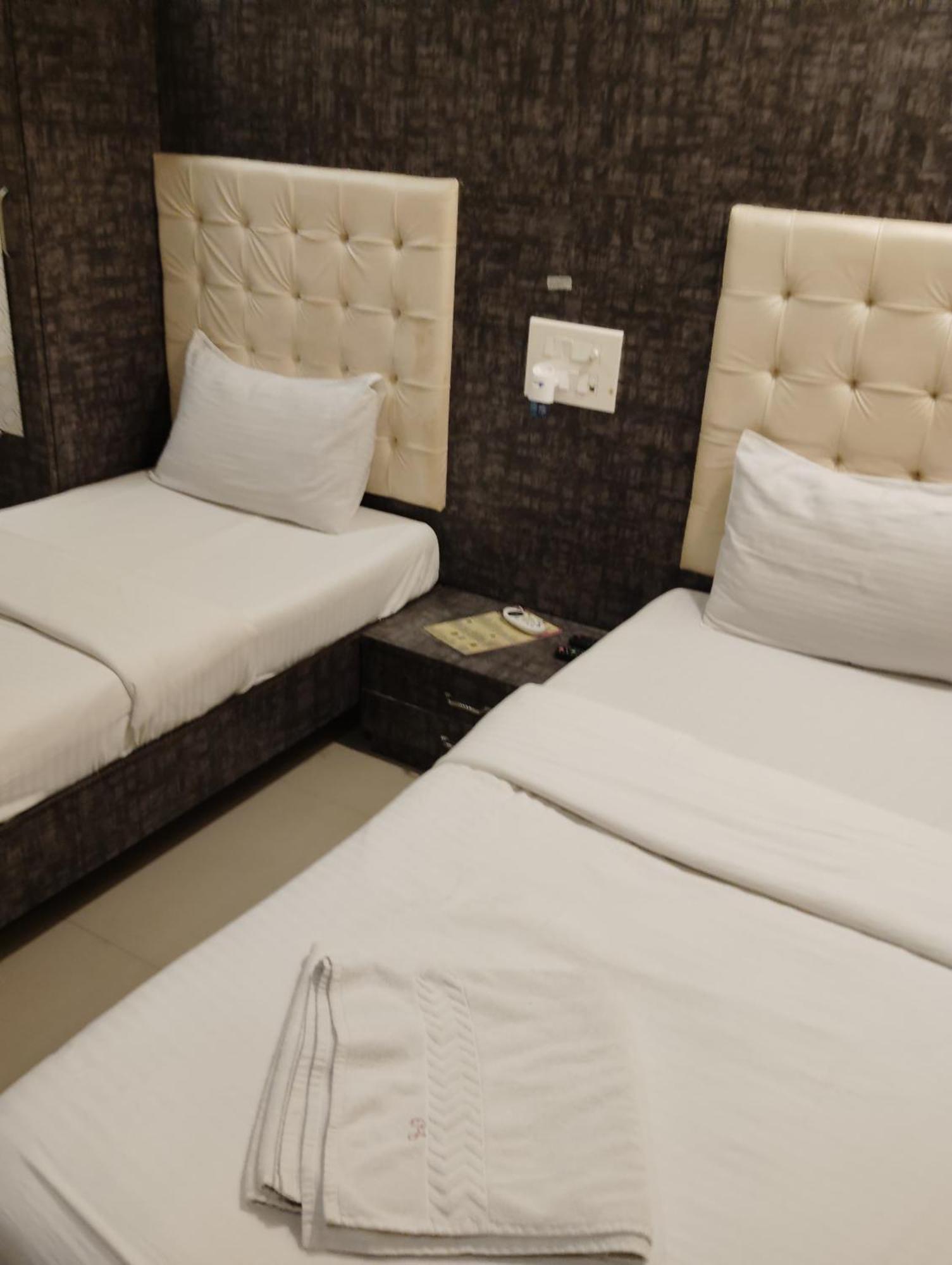 Hotel Crystal Park Near Nesco Exhibition Center Bombay Extérieur photo