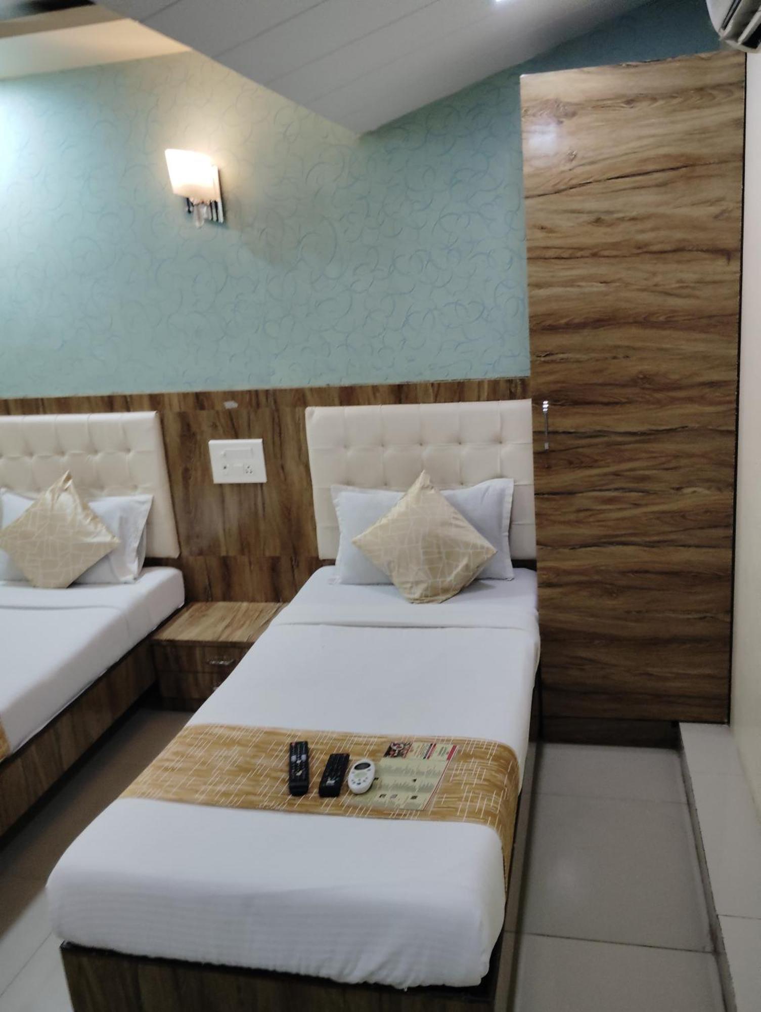 Hotel Crystal Park Near Nesco Exhibition Center Bombay Extérieur photo