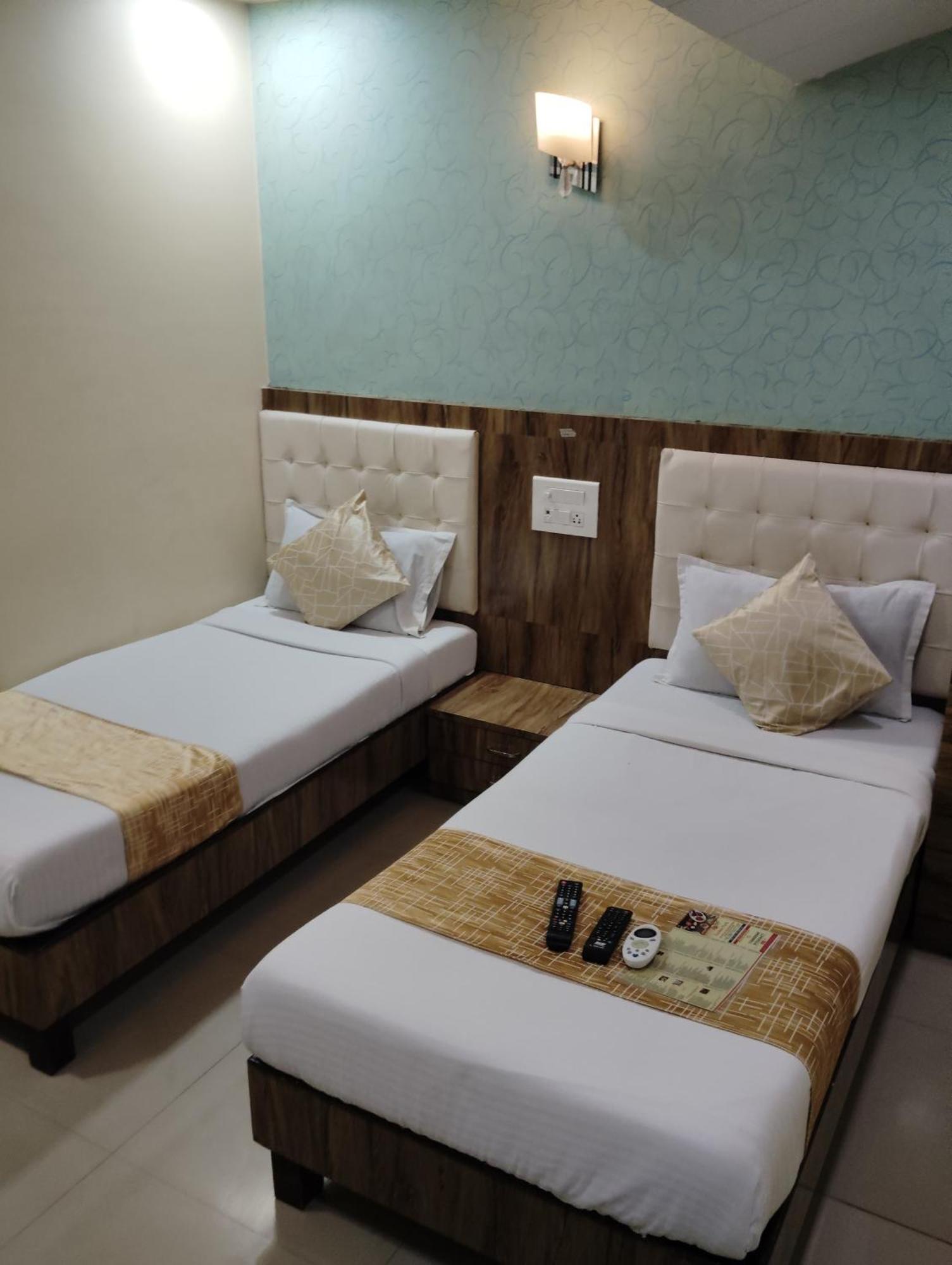 Hotel Crystal Park Near Nesco Exhibition Center Bombay Extérieur photo