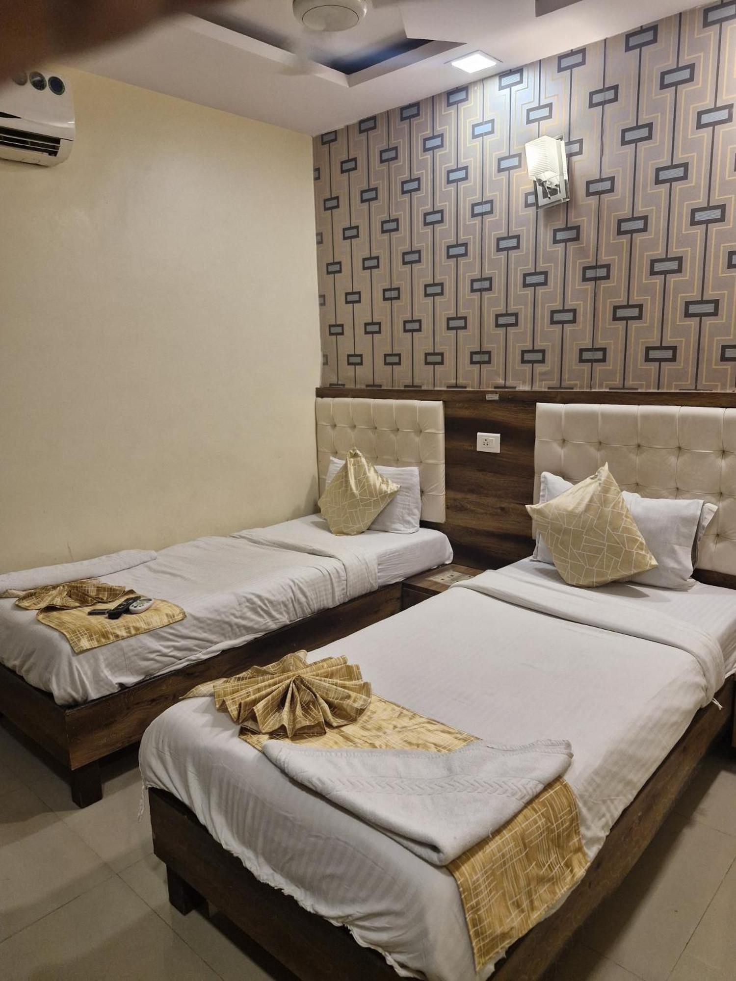 Hotel Crystal Park Near Nesco Exhibition Center Bombay Extérieur photo