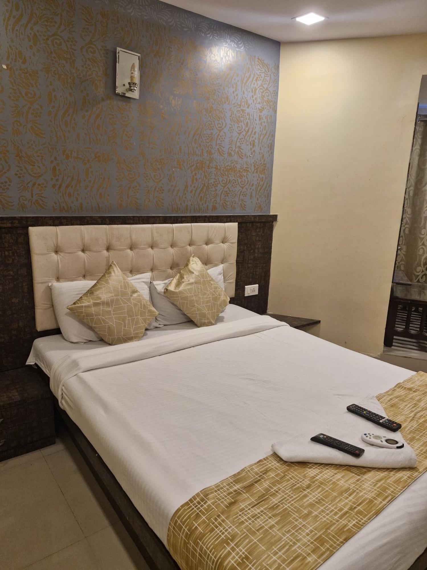 Hotel Crystal Park Near Nesco Exhibition Center Bombay Extérieur photo