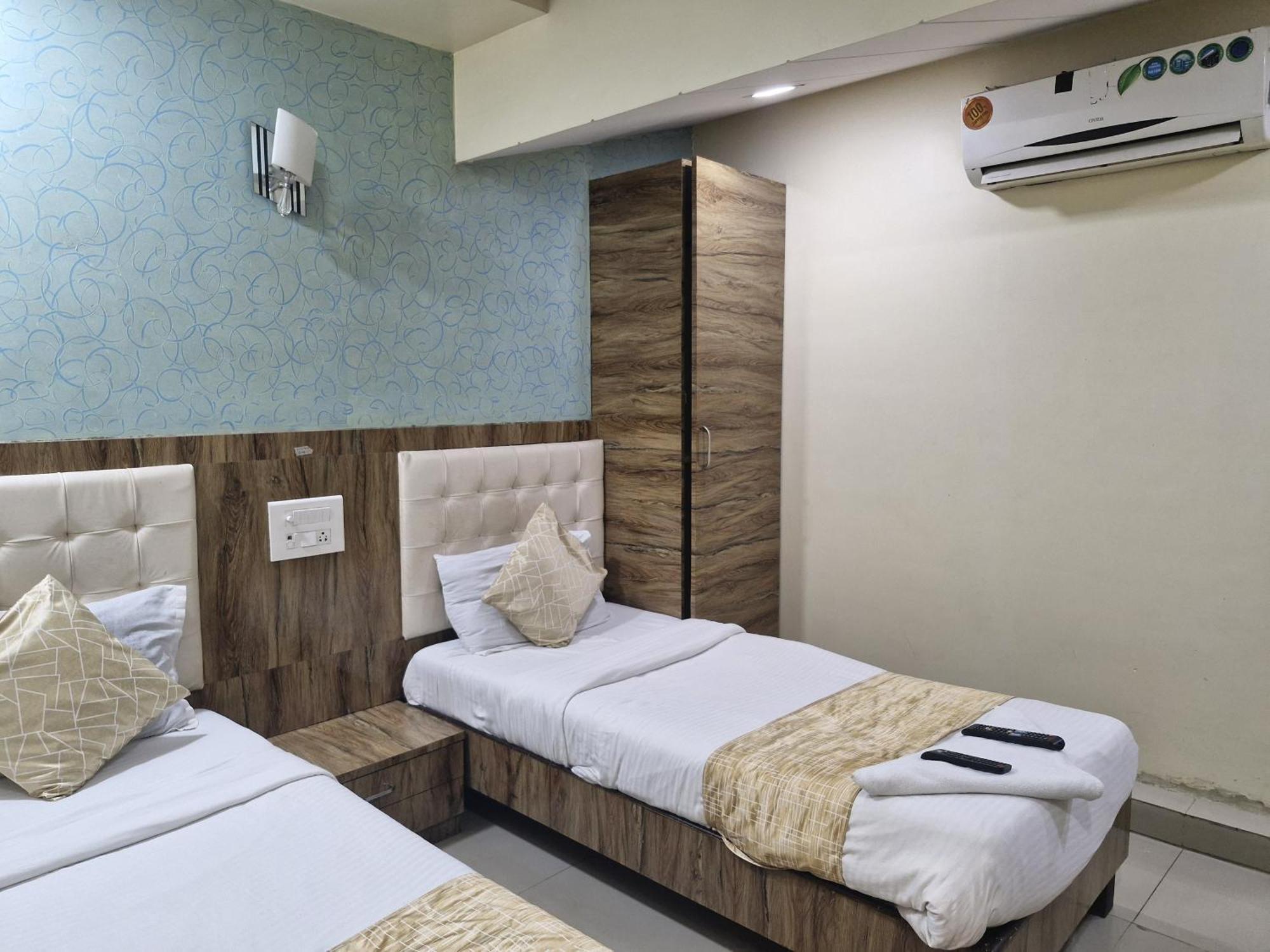 Hotel Crystal Park Near Nesco Exhibition Center Bombay Extérieur photo