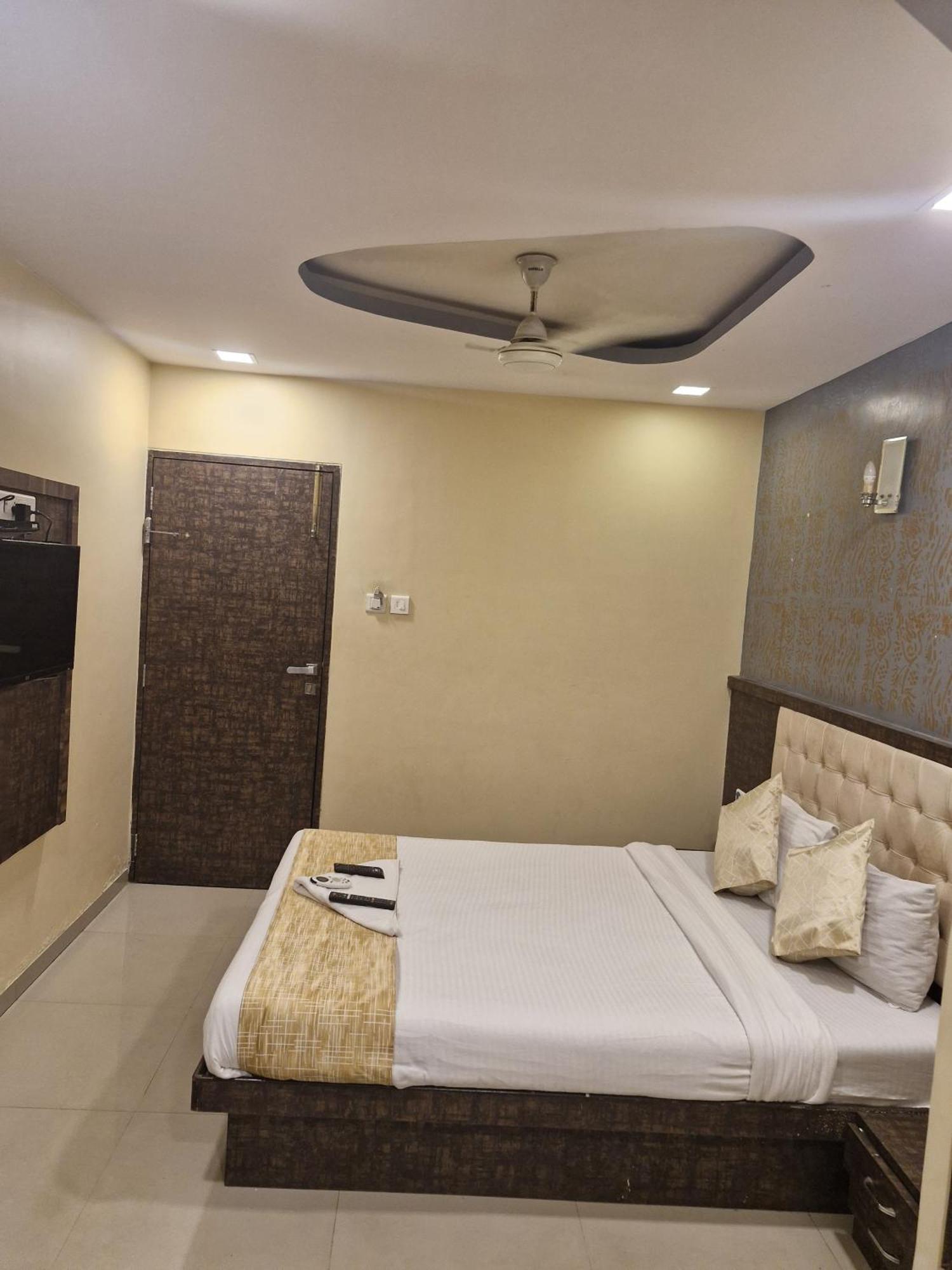 Hotel Crystal Park Near Nesco Exhibition Center Bombay Extérieur photo