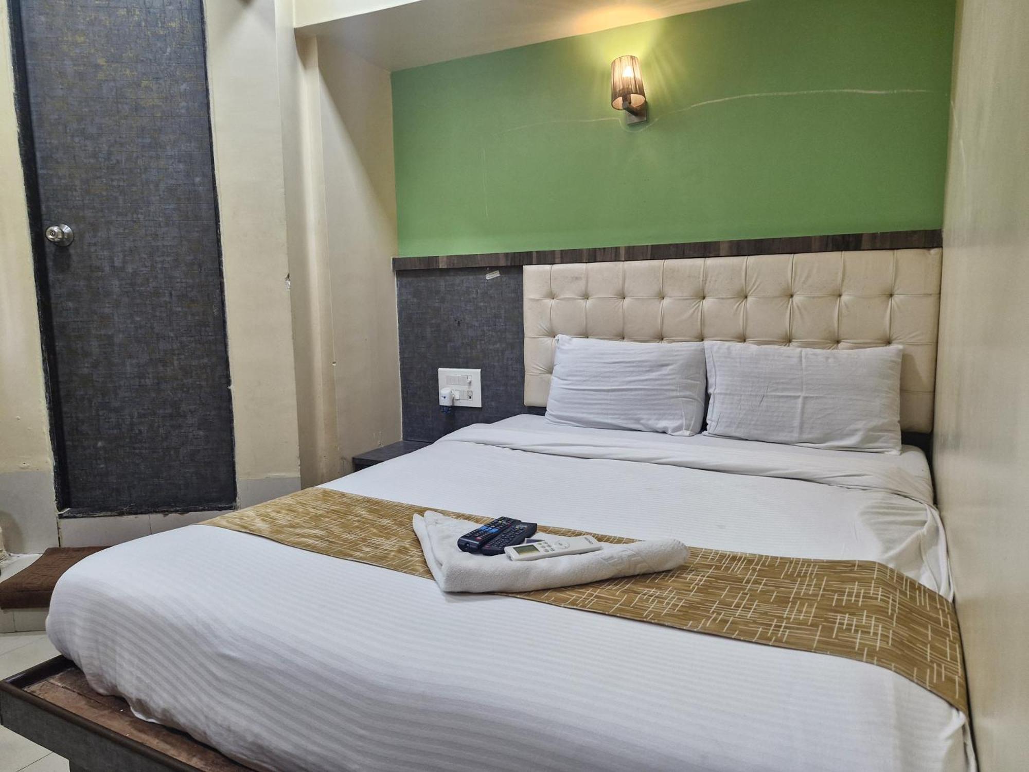 Hotel Crystal Park Near Nesco Exhibition Center Bombay Extérieur photo