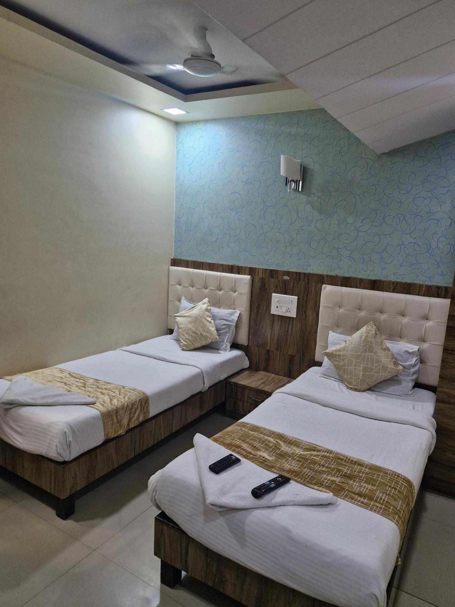 Hotel Crystal Park Near Nesco Exhibition Center Bombay Extérieur photo