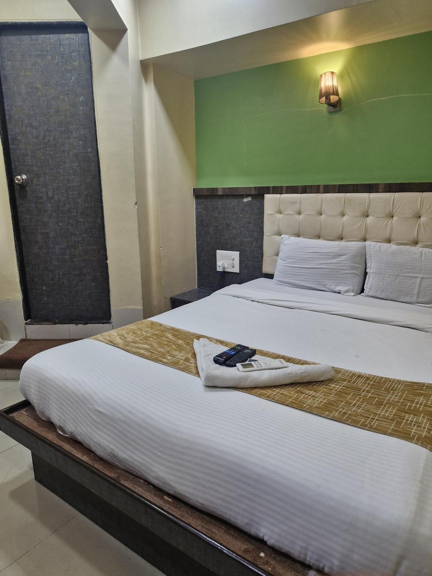 Hotel Crystal Park Near Nesco Exhibition Center Bombay Extérieur photo