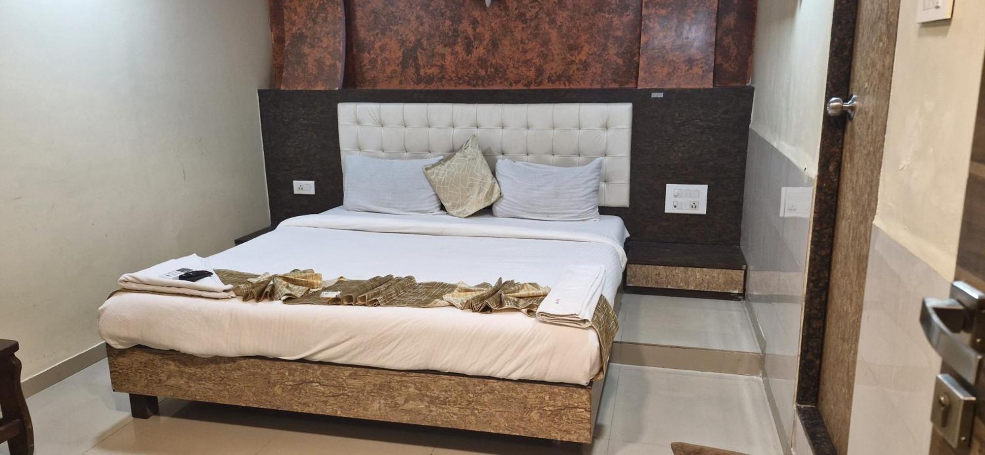 Hotel Crystal Park Near Nesco Exhibition Center Bombay Extérieur photo