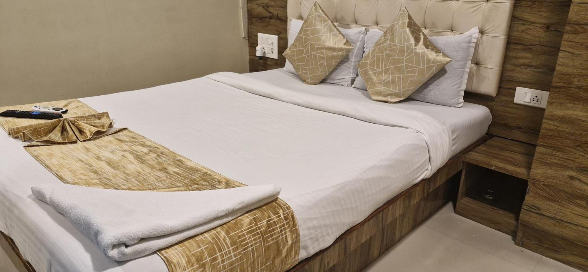 Hotel Crystal Park Near Nesco Exhibition Center Bombay Extérieur photo