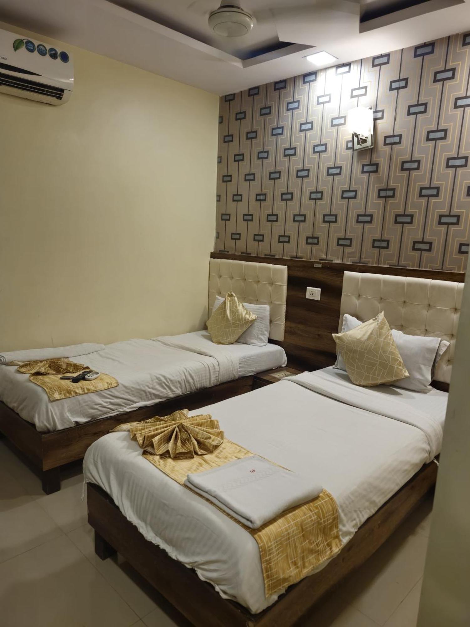 Hotel Crystal Park Near Nesco Exhibition Center Bombay Extérieur photo